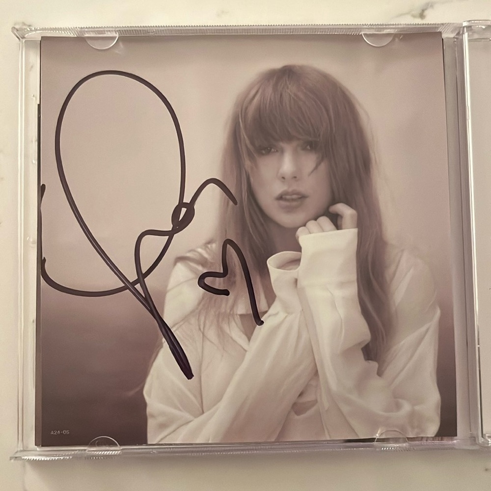 Taylor Swift signed with a heart TTPD CD ❤️
